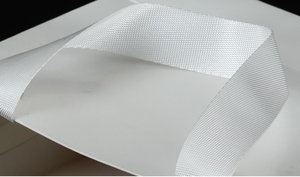 ถุงกระดาษคราฟท์สีขาวสำหรับช้อปปิ้งกระเป๋าของขวัญกระดาษแข็งพร้อมที่จับริบบิ้นพิมพ์โลโก้ที่ทนทานเป็นมิตรกับสิ่งแวดล้อม - Product Image 4