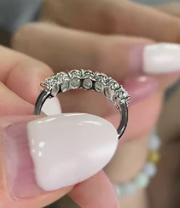 Diamante ovalado cultivado en laboratorio Anillo de diseño lado a lado Anillo de diamante creado en laboratorio Diamante cultivado en laboratorio Anillo ovalado creado en laboratorio - Product Image 2