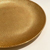 Assiette de présentation en plastique PP dorée sur mesure, gaufrée à motif galet, pour décoration de table de mariage et de fêtes