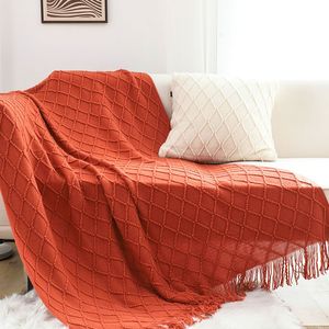 Plaid tricoté à motif losanges rouges avec pompons, doux et confortable, pour lit, canapé et salon - Product Image 1