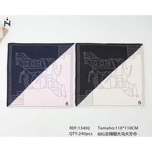 Sciarpa quadrata Z Brand Big Horse 110x110 cm con design a broccato nuvola per uomo e donna - Product Image 1