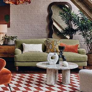 أريكة ثلاثية المقاعد بتصميم اسكندنافي بسيط، قابلة للتخصيص، بإطار من الخشب الصلب، مناسبة لغرف المعيشة في الفلل والفنادق، مغطاة بالمخمل - Product Image 1