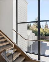 Massive hölzerne schwimmende gerade Treppe Modernes Design Kunden spezifisches Mono-Stringer-Stahl geländer für den Innenbereich Langlebiges Glas für Wohnungen