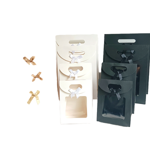 Grand sac en papier durable à base renforcée pour bouteilles de vin horizontales, idéal pour l'emballage de vêtements et de marchandises de mode urbaine écoresponsable - Product Image 3