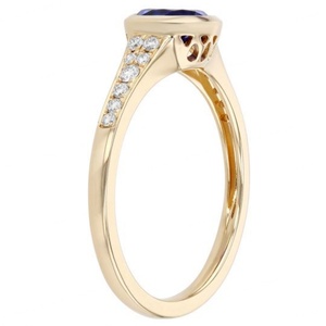 Bague de mariage classique en or jaune avec tanzanite naturelle taille ronde et sertie de diamants en bélière - Product Image 2