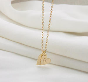 Collana con Iniziale Personalizzata <span class=keywords><strong>a</strong></span> Cuore in Acciaio Inox PVD Oro, Ciondolo con Lettera Personalizzata, Gioiello Minimalista, Regalo per Damigella - Product Image 5