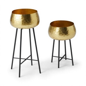 Lot de 2 jardinières en métal martelé avec support, finition dorée, en fer, pour exposition au sol, salon, balcon - Product Image 1