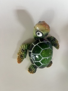 Figurines spéciales de tortues marines dans une variété de couleurs, yeux grands et uniques, idéales pour les anniversaires - Product Image 4