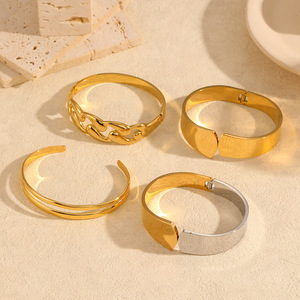 สร้อยข้อมือไทเทเนียมสไตล์ยุโรปอเมริกันสำหรับผู้หญิง ดีไซน์เรขาคณิตแบบเปิดกลวงเคลือบทอง 18k เครื่องประดับแฟชั่น - Product Image 1