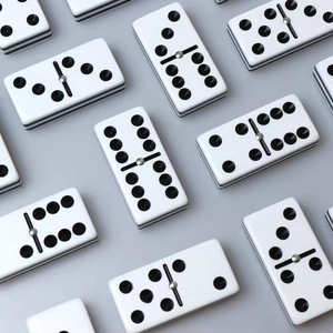 Juego de Dominó Doble 6 Personalizado de Fábrica, Juego de Dominó Acrílico Laminado Personalizable de 5 Capas en Blanco y Negro de Primera Calidad - Product Image 2