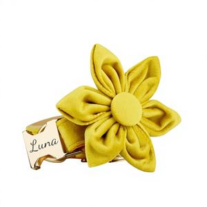 Collar y Correa Personalizados para Perro Veet Amarillo con Lazo Floral y Placa Grabada Silenciosa con Nombre, Regalo para Cachorros de Boda (Pequeño/Mediano/Grande) - Product Image 1