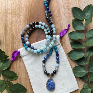 สร้อยคอมุกมาลา <span class=keywords><strong>108</strong></span> เม็ด ทำด้วยมือ, โซดาไลต์ธรรมชาติ, อะพาไทต์, อะความารีน, เกรย์ออนิกซ์, จาปามาลา, คริสตัลบำบัด, ของขวัญสำหรับโยคะและการสวดมนต์ - Product Image 5