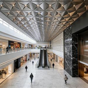 Soffitto Moderno in Metallo Irregolare Personalizzato, Curvo in Acciaio Inossidabile, Ignifugo e Impermeabile, Decorativo per Hotel e Centri Commerciali - Product Image 4