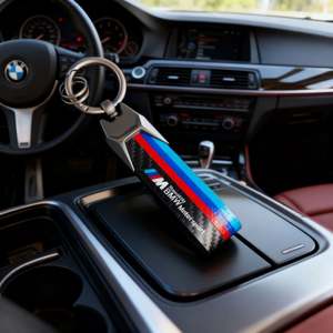 Llavero de Aleación de Zinc con Diseño de Fibra de Carbono y Logotipo Deportivo Tricolor para Mercedes-Benz y Audi, Estilo Lujoso y Moderno - Product Image 1