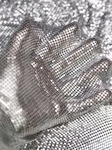 Tissu métallique flexible pour la création de mode avant-gardiste et de costumes de scène avec des propriétés drapées - Product Image 3