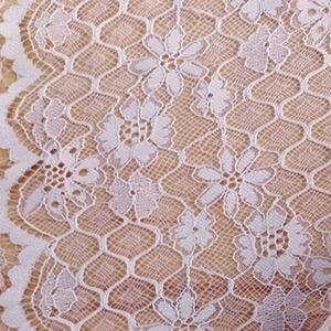 Dentelle française Chantilly blanche en gros, bord ondulé, petite dentelle florale en maille, tissu 100% polyester, léger et respirant pour mariage - Product Image 4