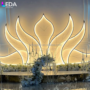 อุปกรณ์จัดงานแต่งงานในร่มสุดหรู LEDA ฉากหลังโลหะสีทองรูปปลาหมึก ไฟ LED สีวอร์มไวท์ ซุ้มเหล็กดัดสำหรับงานแต่งงาน - Product Image 1