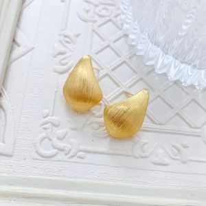 Pendientes de tuerca Xinfly AU750 para mujer, de oro de 18 quilates, estilo retro, con forma de abanico y acabado cepillado. - Product Image 2