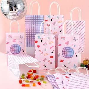 Sac cadeau en papier kraft blanc de haute qualité pour cadeaux, sacs en papier d'emballage personnalisés avec logo et poignées pour cadeaux - Product Image 4