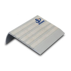 P5 미끄럼 방지 등급 노란색 스트립이있는 Carborunbum 계단 노즈 실내/실외 스텝 노즈 - Product Image 2