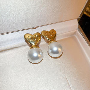 Boucles d'oreilles Pillibaba en forme de cœur plaquées or avec perles de culture AAA de forme ronde, bijoux classiques pour femmes à porter au quotidien - Product Image 4