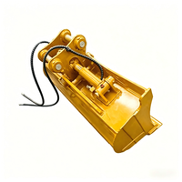 PC55 Tilt Bucket Excavator Silinder Tunggal Pelat Samping Berbentuk C Tanpa Gigi Model Bolt-on Warna Kuning Mengkilap