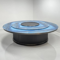 Ensemble de table et chaises de salle à manger rotatives en marbre bleu luxueux et moderne avec structure en acier inoxydable. Meubles d'appartement italiens. Meubles de maison.