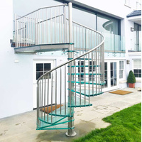 Escalier en colimaçon en verre de luxe avec rampes en acier inoxydable, design contemporain, durable, pour usage intérieur dans les résidences haut de gamme