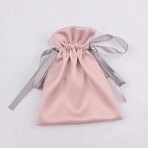 Pochette cadeau en satin rose de luxe avec cordon de serrage et nœud en ruban, sac d'emballage pour bijoux avec logo personnalisé pour les cadeaux de mariage - Product Image 3
