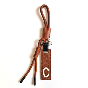 Porte-clés pendentif Crowdbag en forme de petite baleine mignonne avec motif lettre et bande décorative - Product Image 5