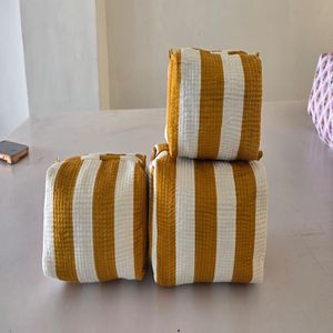 Ensemble de 3 trousses de toilette et de maquillage pliables multifonctions en coton matelassé marron clair et blanc, écologiques et durables - Product Image 1