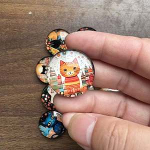 Parche Magnético Suave para Refrigerador con Diseño de Gato de Dibujos Animados Pintado a Mano y Gema de Tiempo de Cristal Floral - Product Image 3