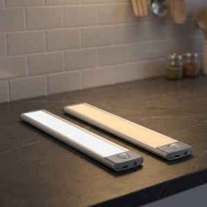 Lumière LED murale moderne pour cuisine, à intensité variable, avec détecteur de mouvement, pour armoire, en aluminium gris clair, effet d'éclairage de pointe - Product Image 3