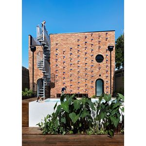 Villa moderne à structure en briques avec escalier en colimaçon et piscine, design extérieur - Product Image 2