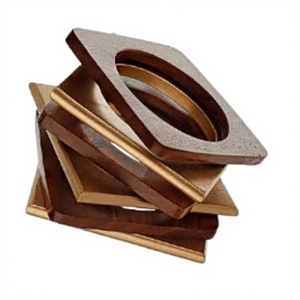 Figurine en résine artisanale peinte à la main sur le thème des anges, bijou écologique fait main, pièce maîtresse artisanale - Product Image 1