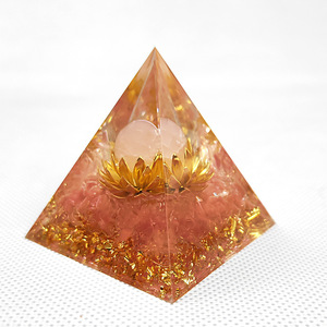 Pyramide en époxy cristal motif pastèque rose, décoration Feng Shui pour bureau, ornement de salon, emballage individuel - Product Image 4