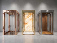 Ascenseur domestique moderne et minimaliste, cadre blanc mat, porte en verre sans cadre, ascenseur résidentiel pour passagers, poignée en nickel brossé