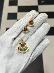 Juego de Colgantes de Perlas Chapados en Oro de Latón Indio al por Mayor |   Joyería Artesanal de Jaipur |   Accesorios de Moda para Novias, Exportación - Product Image 4