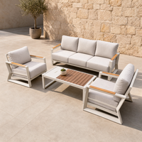 Wahrscheinlich verblasst die meisten Terrassengarnituren innerhalb von 18 Monaten, dieses Outdoor-Sofa-Set hält drei ganze Outdoor-Jahreszeiten stand, dank asymmetrischer Anordnung.