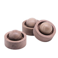 Vente en gros de boule ronde de 5*3.5cm en bois parfumé monté sur voiture diffuseur d'ornement d'aromathérapie en noyer noir horizontal simple circulaire