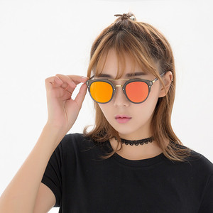 Gafas de sol de estilo europeo para mujer, con lentes de PC UV400, montura completa, coloridas, a la moda, con diseño de tachuelas, para deportes al aire libre. - Product Image 3