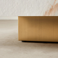 Table de jardin élégante et personnalisable Newstar, combinant une table basse en marbre blanc Calcatta naturel pour le salon