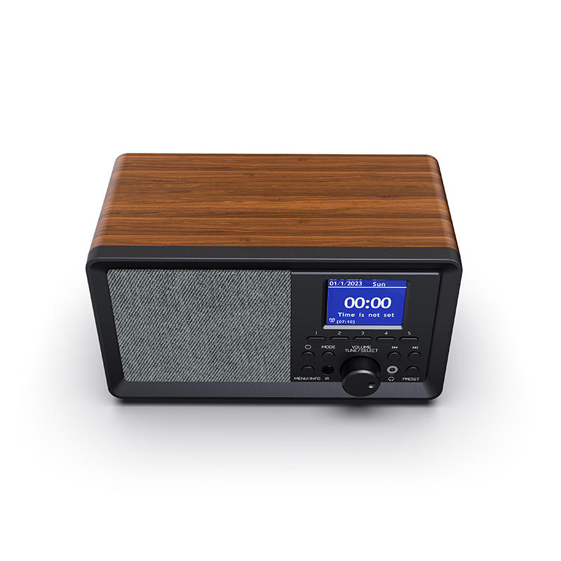 Una radio in legno massello in stile vintage