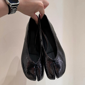 รองเท้าบัลเล่ต์สไตล์ฝรั่งเศสปี 2026 หนังแท้ลายแตกแบบครัคเคิล หัวรองเท้าทรงเกือกม้า ดีไซน์แยกนิ้วเท้า สวมใส่สบายสำหรับผู้หญิง - Product Image 1
