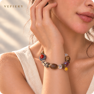 Bracelet en bois et pierres précieuses mélangées avec des perles d'accentuation bleues, rouges, oranges et transparentes - Product Image 2