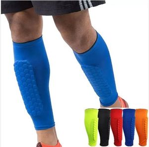 Protège-tibias de football personnalisés de haute qualité avec sangle de maintien en nid d'abeille et manchon de compression du mollet - Product Image 1