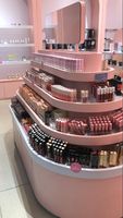 Meubles de magasin de cosmétiques en bois personnalisés modernes et tendance, présentoir à parfums rose sur mesure pour l'agencement de magasin de maquillage