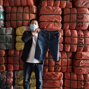 Vendita all'Ingrosso di Pantaloncini in Denim di Marca di Alta Qualità, 100kg di Vestiti Usati in Balle con Spedizione Gratuita - Product Image 2