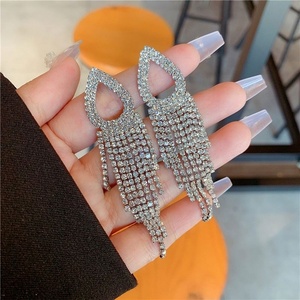 Boucles d'oreilles pendantes de luxe en alliage de zinc plaqué argent, motif géométrique exagéré, goutte d'eau et strass, style européen et américain - Product Image 2