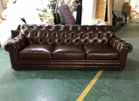 Vintage Chesterfield Echtleder-Sofa mit Knopfheftung und Rollarmlehnen, Braunes Leder-Chester-Sofa für Restaurant-Lobby
